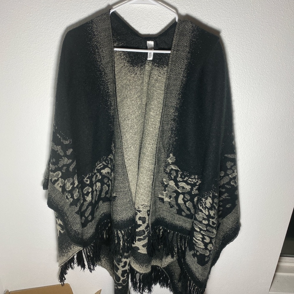 One size women’s shawl brand Accessory Street in black/gray excellent condition